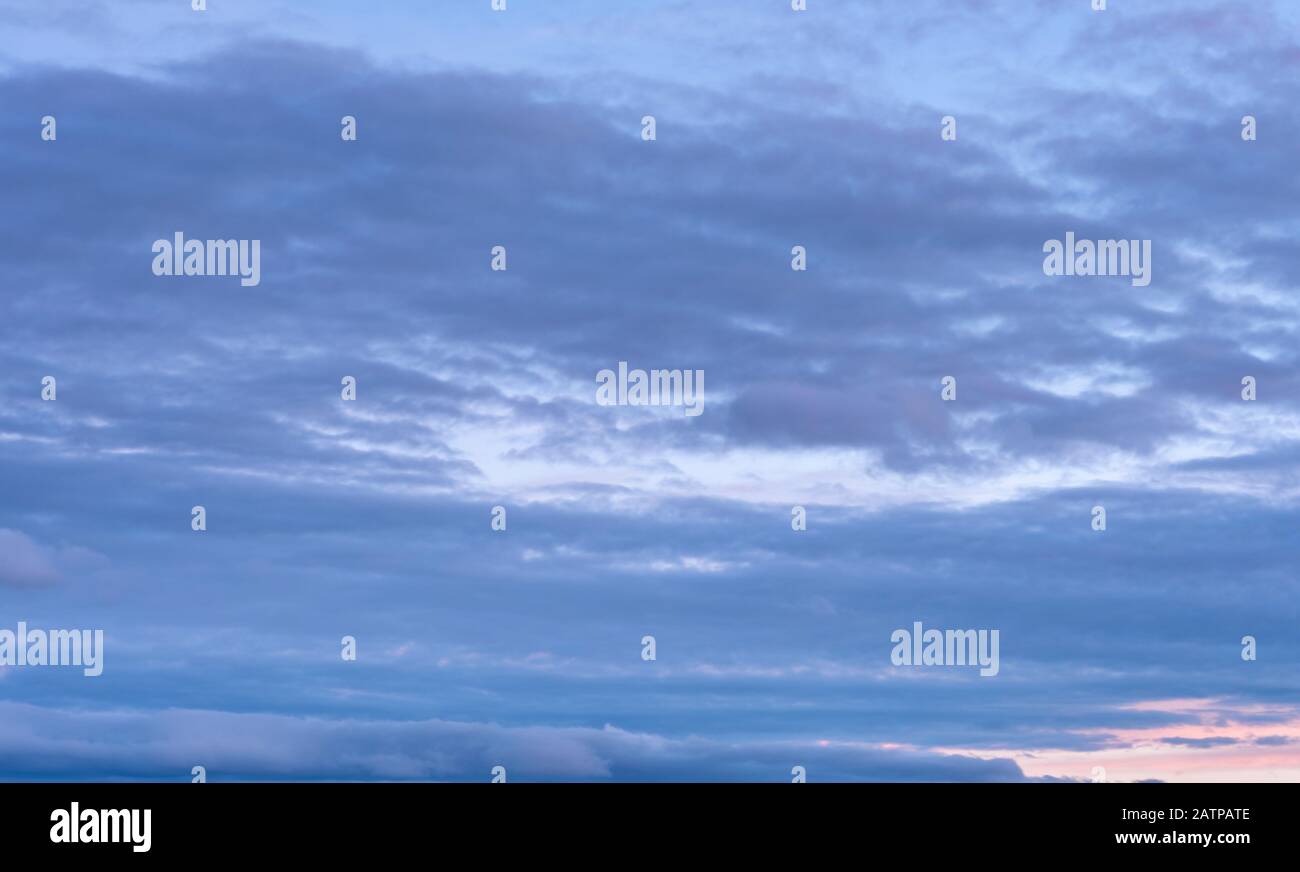 Cielo nuvoloso, nuvole nel cielo serale, Baviera, Germania, Europa Foto Stock