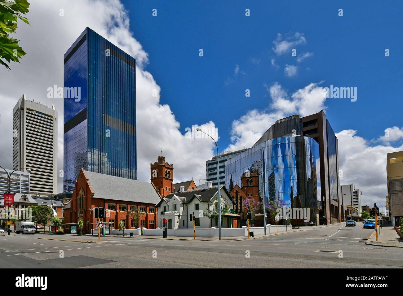 Australia, WA, Perth, diversi edifici e la cattedrale di St. Georges con riflesso in vetro facciata Foto Stock