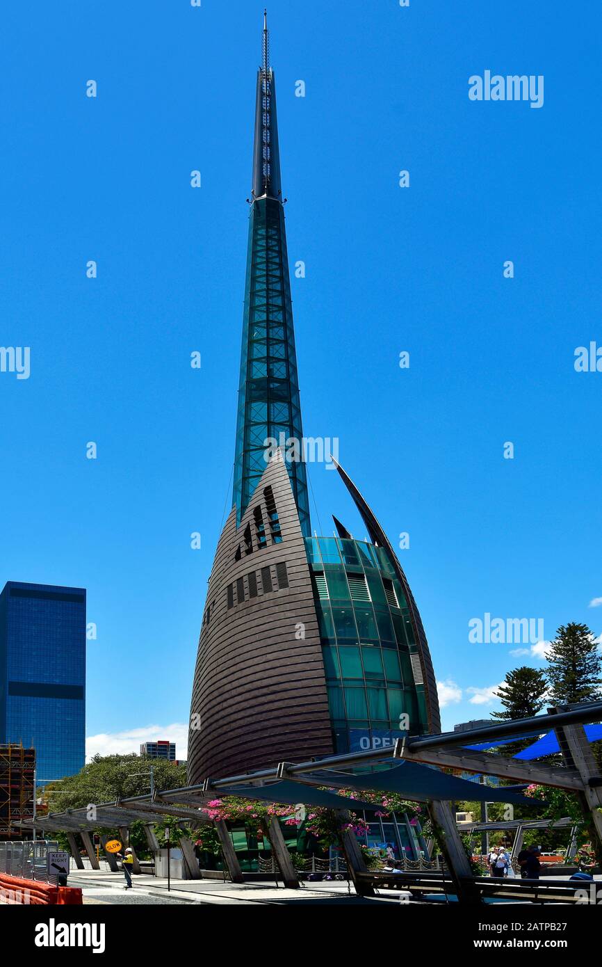 Perth, WA, Australia - 30 novembre 2017: Il Bell Tower, alias Swan Bells, è il punto di riferimento della capitale dell'Australia Occidentale Foto Stock