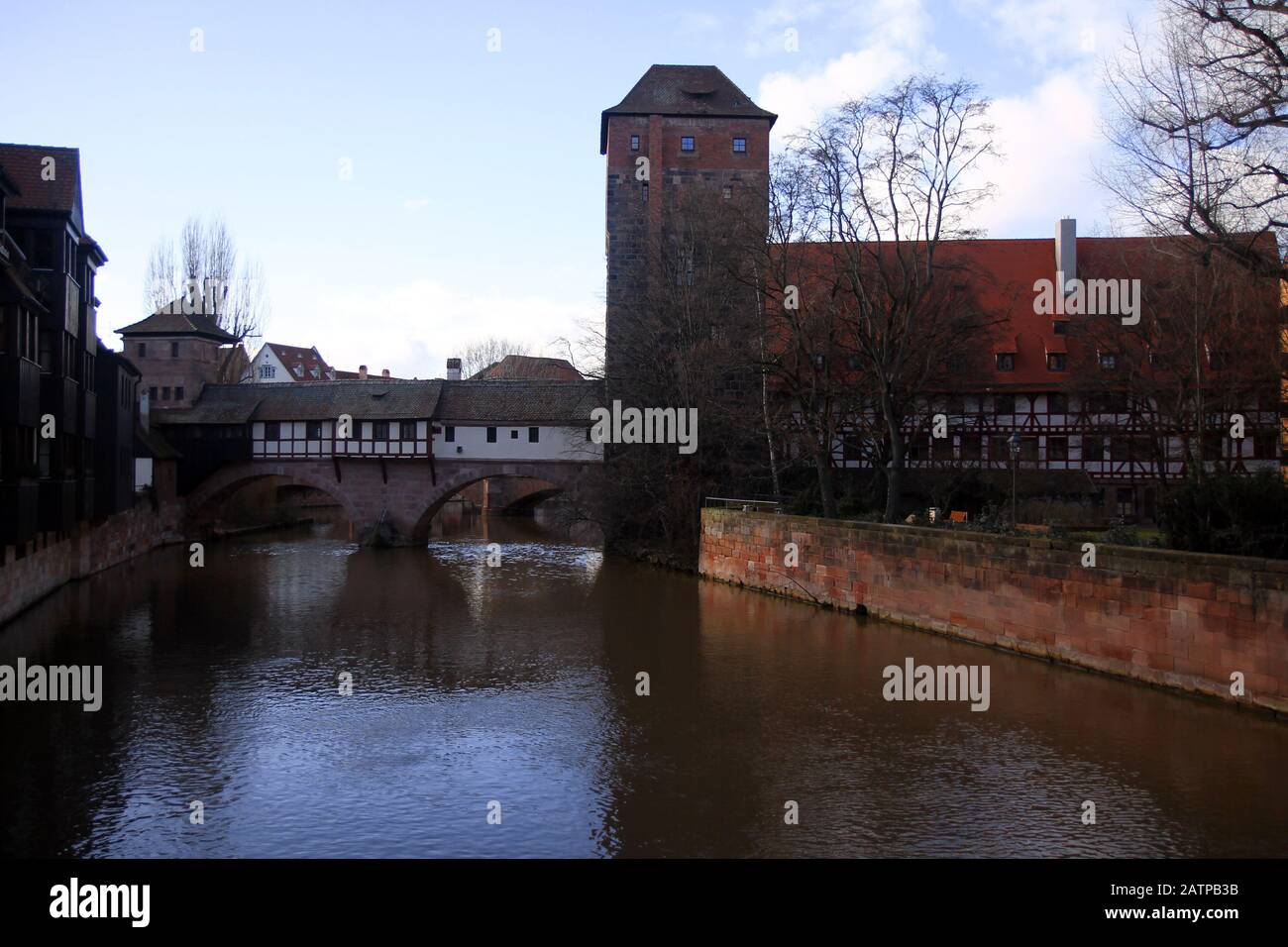 Tipici edifici di Nurnberg in Germania durante l'inverno con canale d'acqua al tramonto Foto Stock