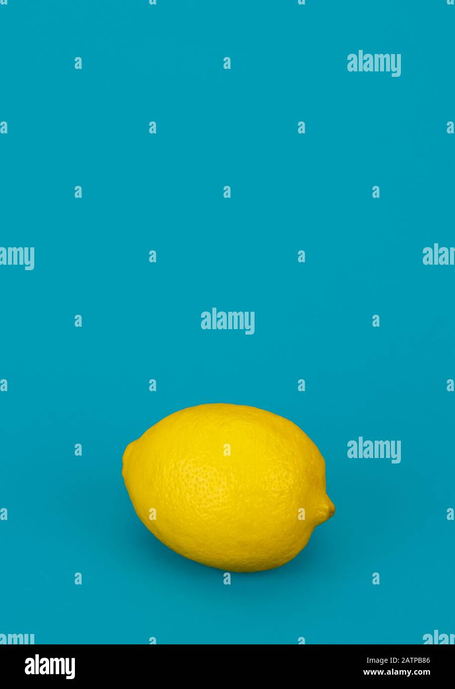 limone giallo su sfondo blu Foto Stock