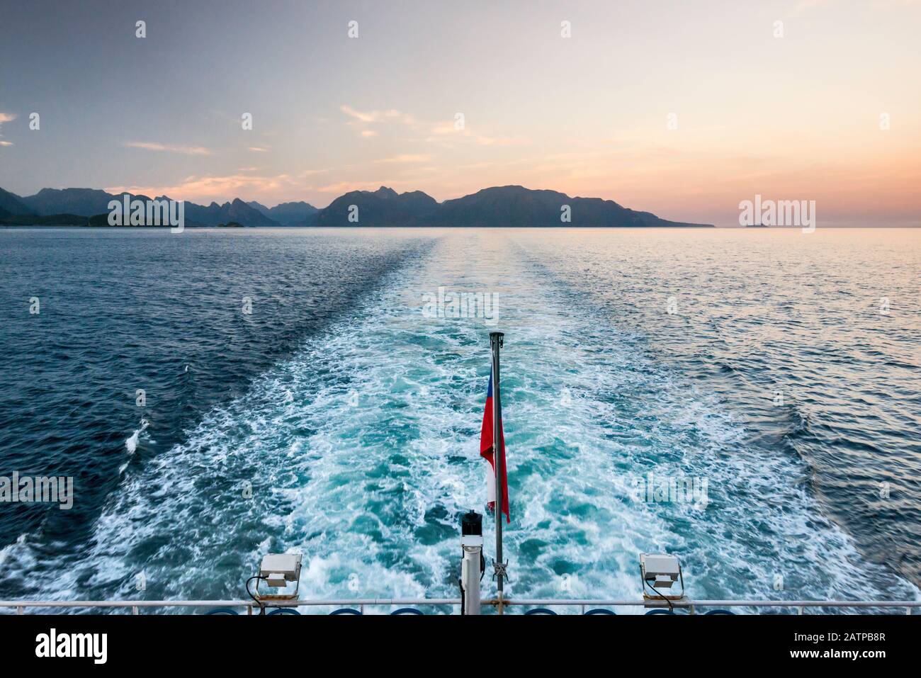 Scia del traghetto di Quelat durante il suo viaggio all'alba a Puerto Raul Marin Balamaceda, regione di Aysen, Patagonia, Cile Foto Stock