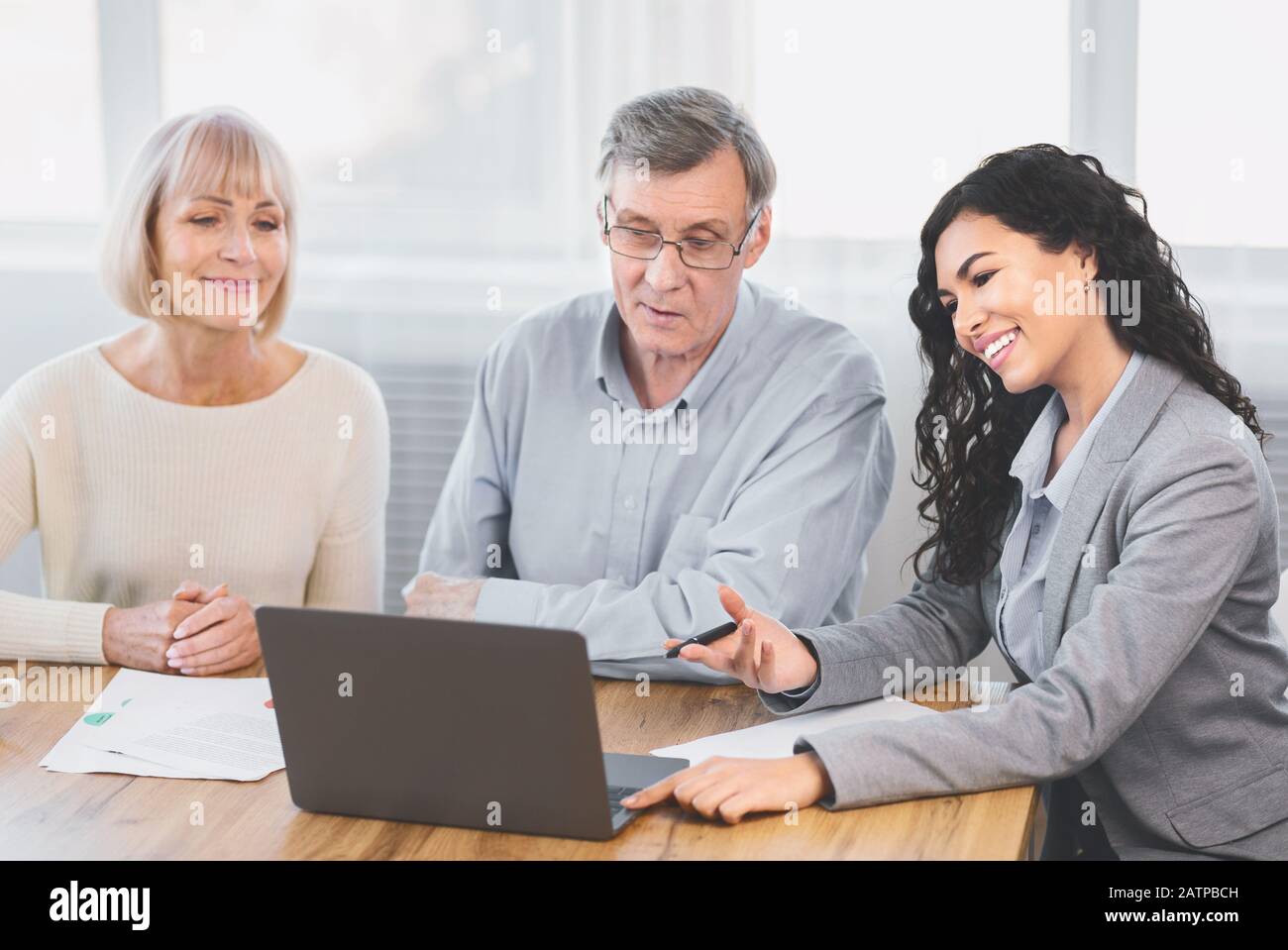 Consulenza per anziani e coppie con consulente finanziario a casa Foto Stock
