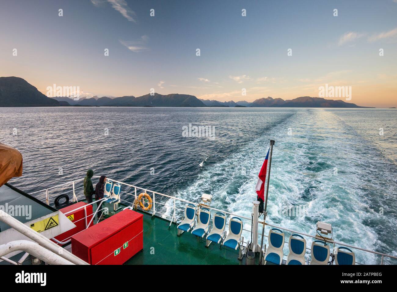 Traghetto di Quelat durante il suo tragitto all'alba a Puerto Raul Marin Balamaceda, regione di Aysen, Patagonia, Cile Foto Stock