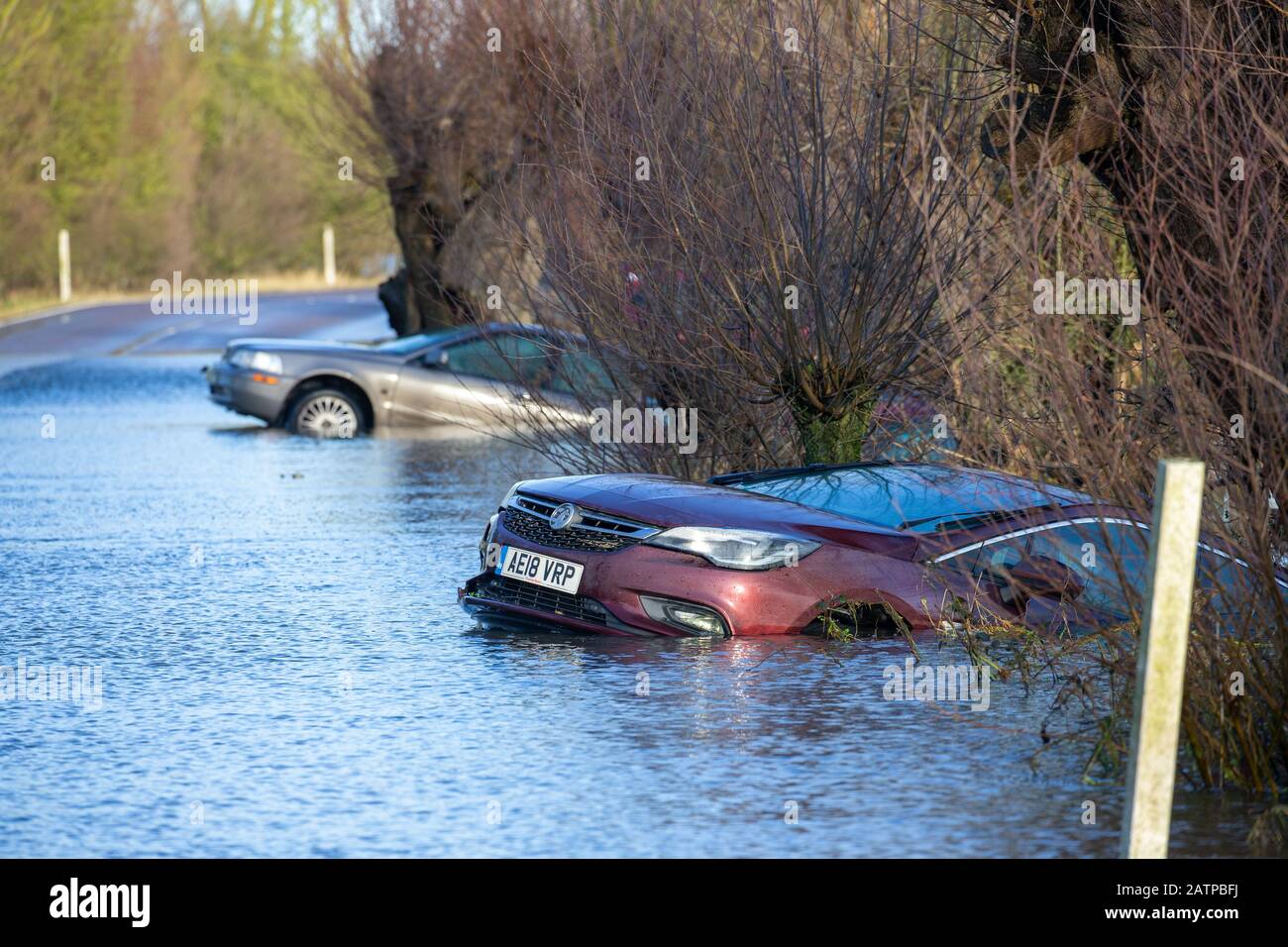 La foto datata gennaio 27th mostra le auto che sono state catturate sulla A1101 sul confine Cambridgeshire/Norfolk nelle recenti inondazioni e sono ora visibili subito dopo che le acque alluvionali sono scese. Inondare l'acqua lungo un famigerato tratto di strada a Welney sul confine Cambridgeshire/Norfolk si è placato rivelando oggi un incredibile QUATTRO auto a trefoli (Mon). Gli automobilisti sono stati tutti presi dal lungo e tortuoso tratto di strada, che è stato allagato per due mesi. Quattro persone hanno dovuto essere salvate da una delle automobili da vigili del fuoco dopo che è stato catturato a Welney Wash il 18 gennaio. Il abbandonato Foto Stock