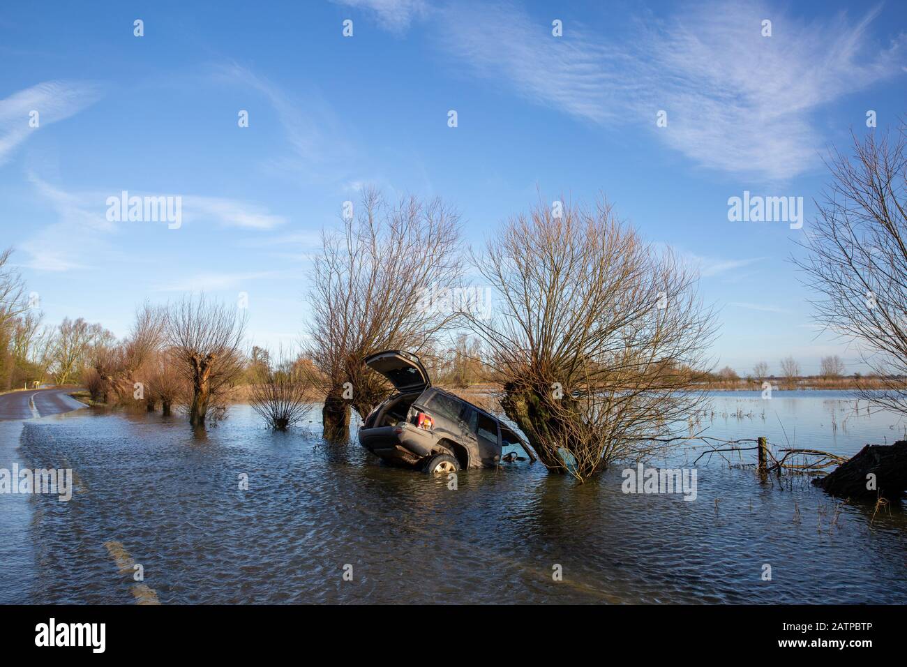 La foto datata gennaio 27th mostra le auto che sono state catturate sulla A1101 sul confine Cambridgeshire/Norfolk nelle recenti inondazioni e sono ora visibili subito dopo che le acque alluvionali sono scese. Inondare l'acqua lungo un famigerato tratto di strada a Welney sul confine Cambridgeshire/Norfolk si è placato rivelando oggi un incredibile QUATTRO auto a trefoli (Mon). Gli automobilisti sono stati tutti presi dal lungo e tortuoso tratto di strada, che è stato allagato per due mesi. Quattro persone hanno dovuto essere salvate da una delle automobili da vigili del fuoco dopo che è stato catturato a Welney Wash il 18 gennaio. Il abbandonato Foto Stock