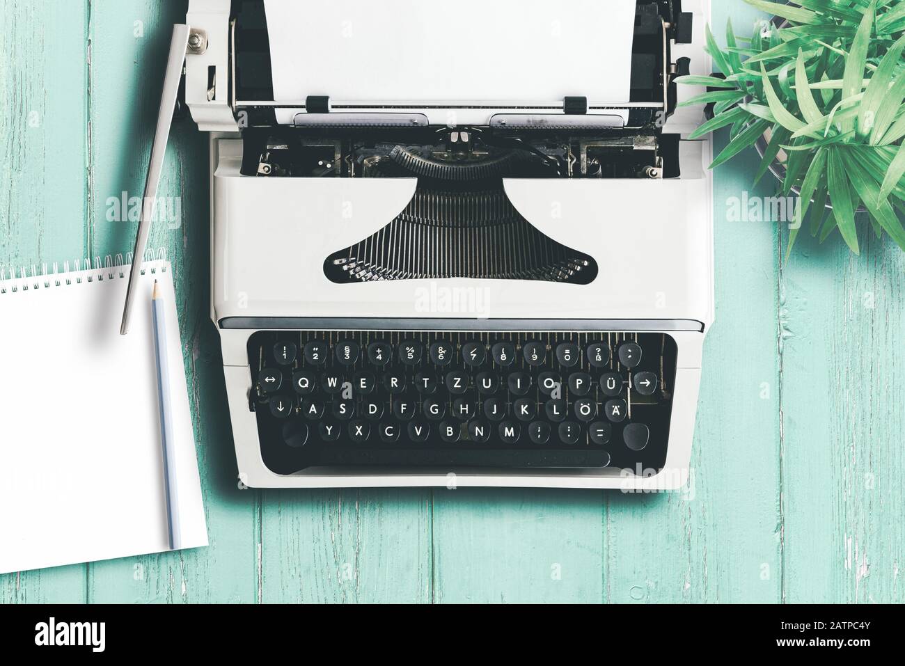 vista dall'alto della vecchia macchina da scrivere su un colorato tavolo in legno, scrittura e concetto di creazione di contenuti Foto Stock