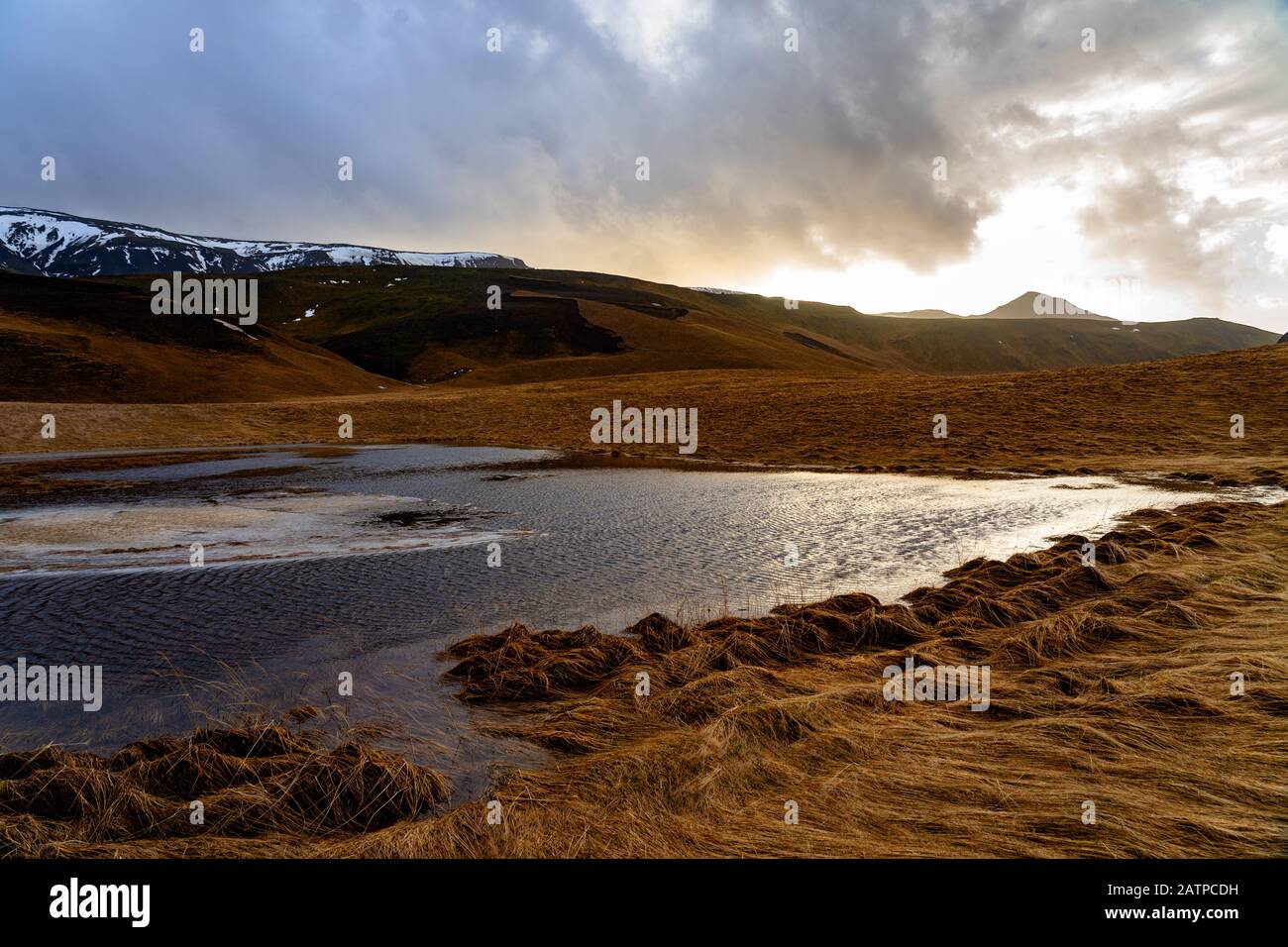 Autunno inverno paesaggio in Islanda con lago e montagne Foto Stock