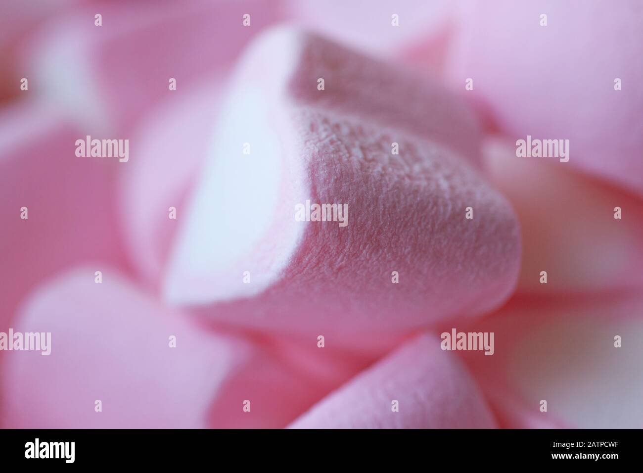Mucchio di marshmallows a forma di cuori su sfondo rosa. Il concetto di San Valentino, amore, dolci Foto Stock