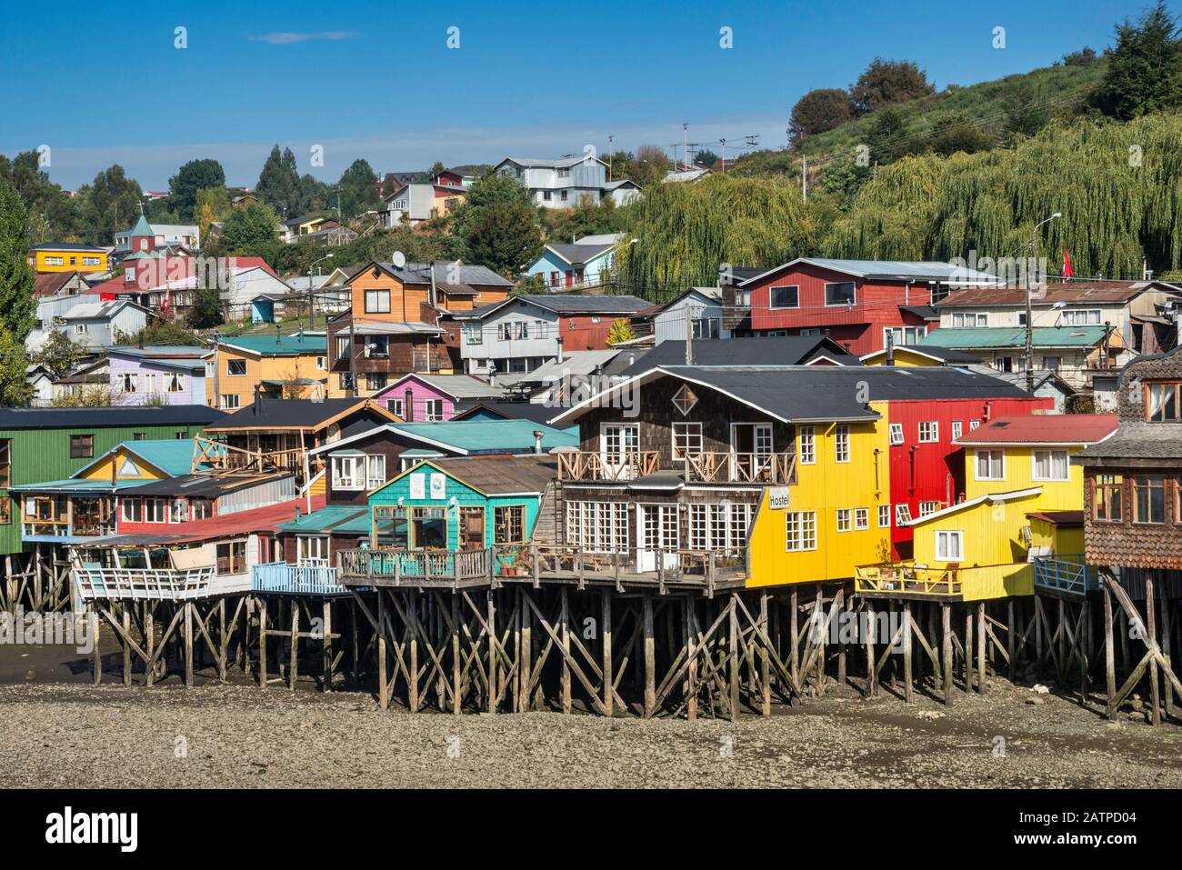 Palafitos, case in legno a Castro, Isla Grande de Chiloe, la regione di Los Lagos, Patagonia, Cile Foto Stock