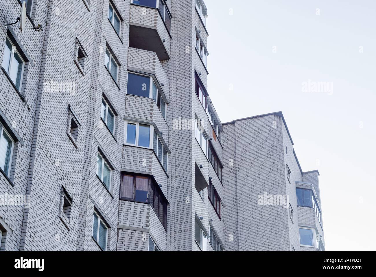 Finestre di una casa alta su uno sfondo di cielo blu Foto Stock