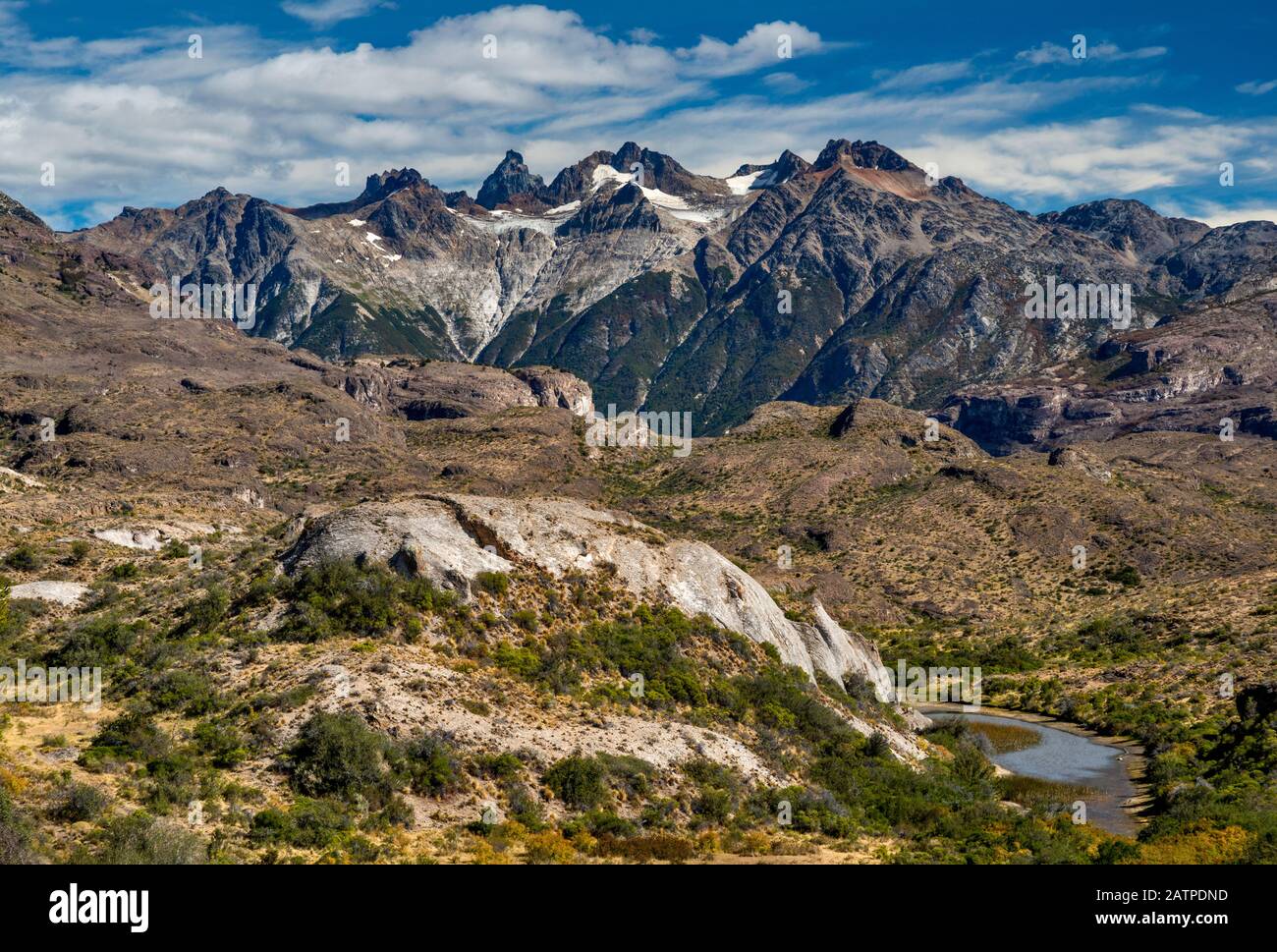 La catena montuosa di Jeinimeni nelle Ande meridionali, il futuro Parco Nazionale della Patagonia, visto dalla strada sterrata di Paso las Llaves, Patagonia, Cile Foto Stock