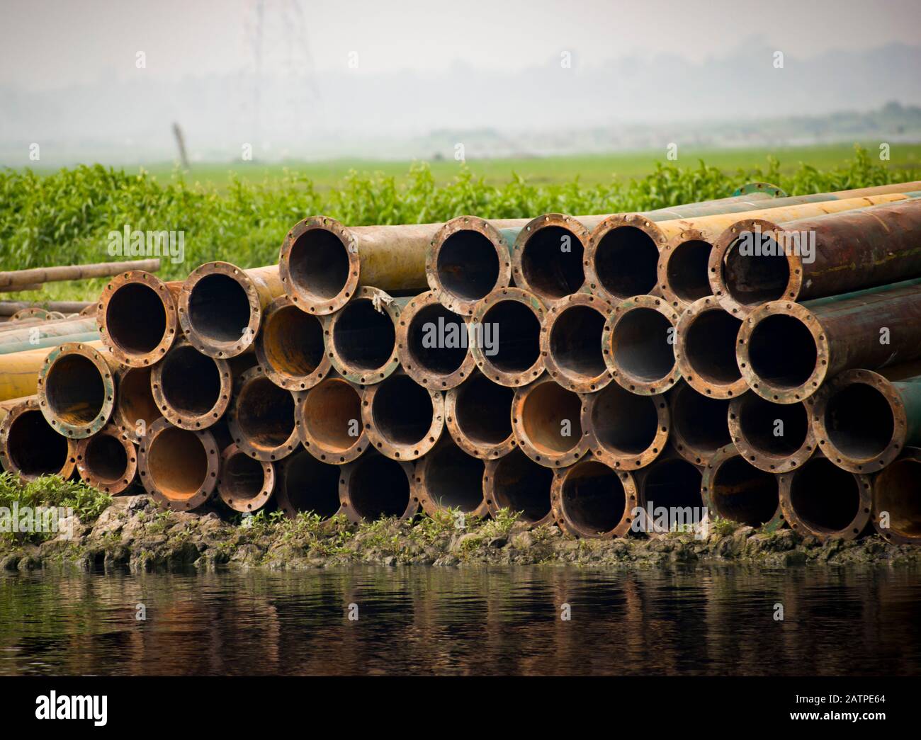 Il tubo di rivestimento in acciaio, noto anche come tubo di contenimento, è più comunemente utilizzato nella costruzione sotterranea per proteggere le linee di servizi di vario tipo da GET Foto Stock