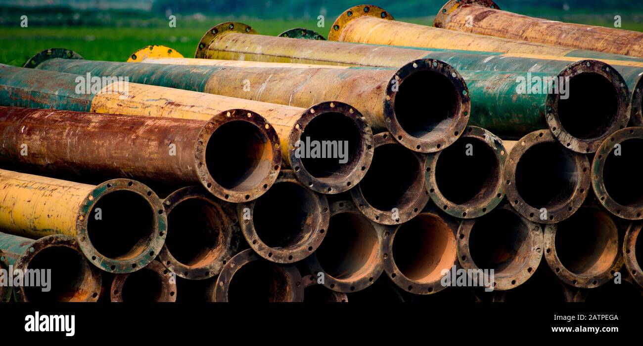 Il tubo di rivestimento in acciaio, noto anche come tubo di contenimento, è più comunemente utilizzato nella costruzione sotterranea per proteggere le linee di servizi di vario tipo da GET Foto Stock