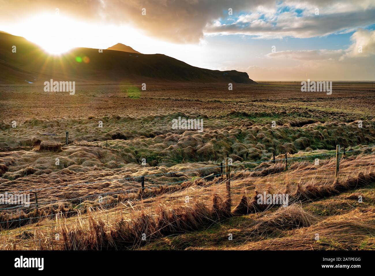 Autunno inverno paesaggio in Islanda con le montagne Foto Stock