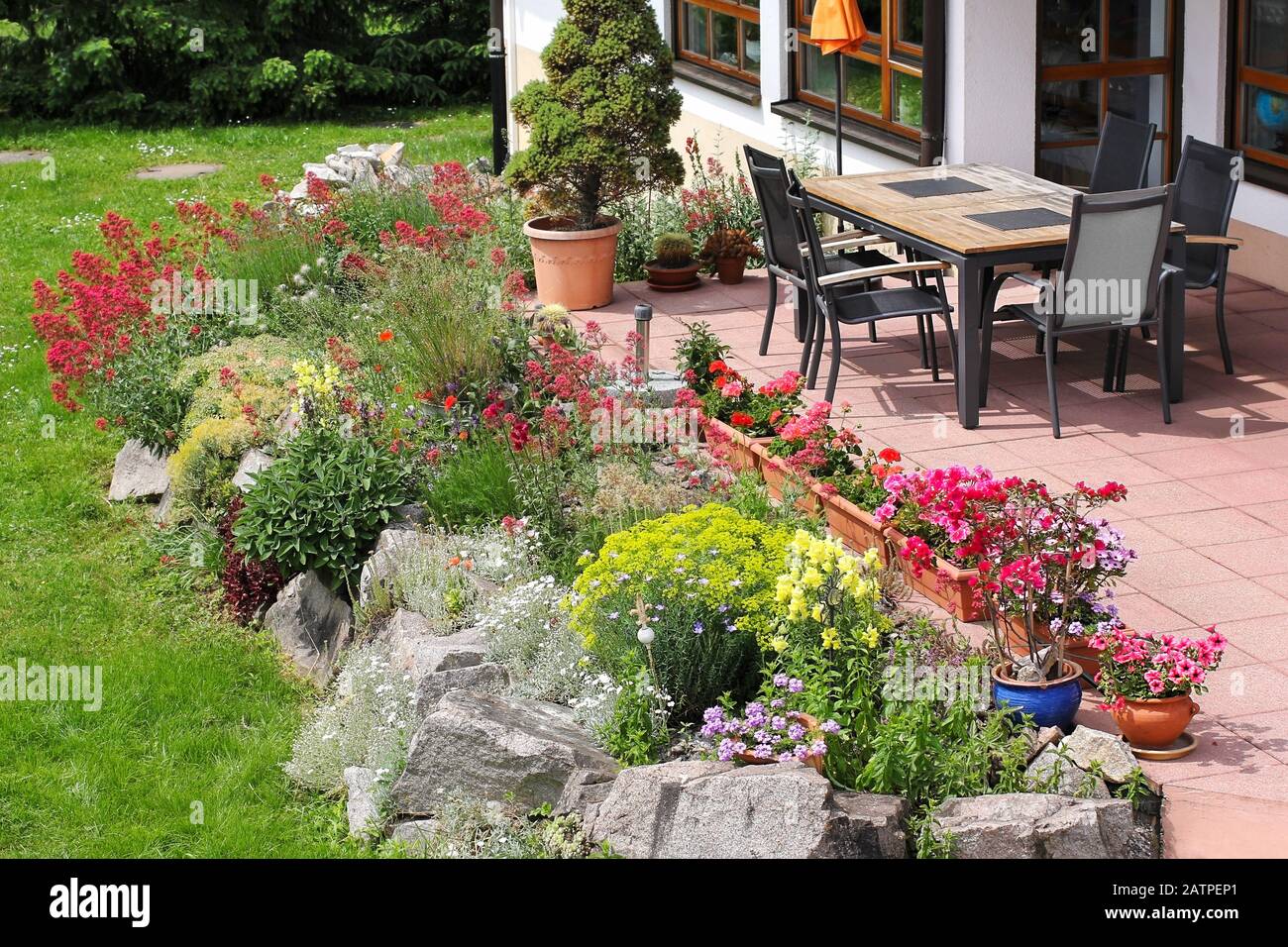 Giardino di roccia con posti a sedere Foto Stock