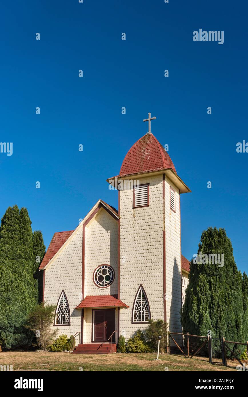 Capilla Santa Cruz Nel Villaggio Di Los Riscos Sul Lago Llanquihue, La Regione Di Los Lagos, Patagonia, Cile Foto Stock