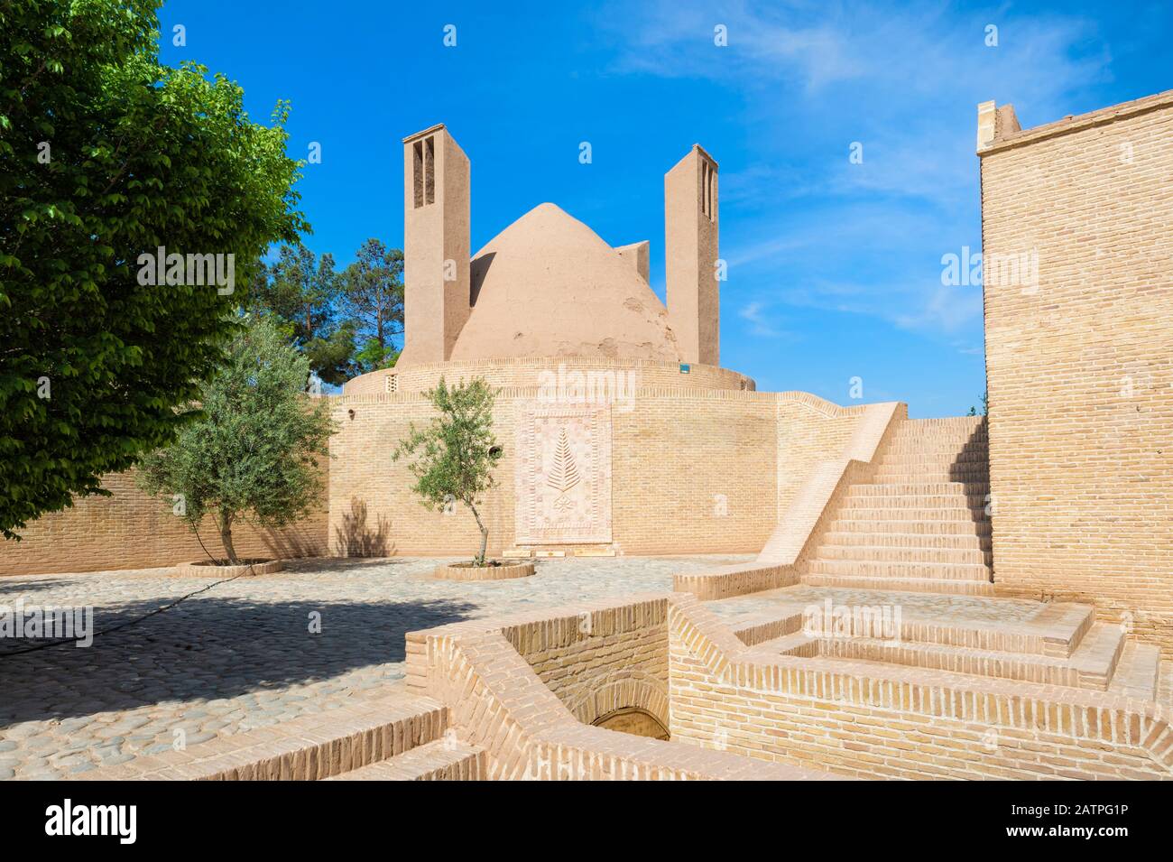 Catcher eolico e bacino idrico, Meybod Caravanserai, Provincia di Yazd, Iran, Asia Foto Stock