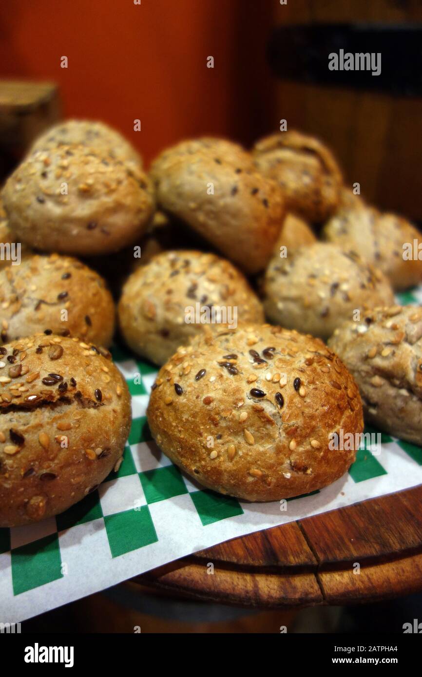Panini Rotondi Appena Sfornati Sulla Colazione A Buffet Presso La Spiaggia Di Azul, Sensatori Resort Hotel, Puerto Morelos, Riviera Maya, Cancun, Messico. Foto Stock