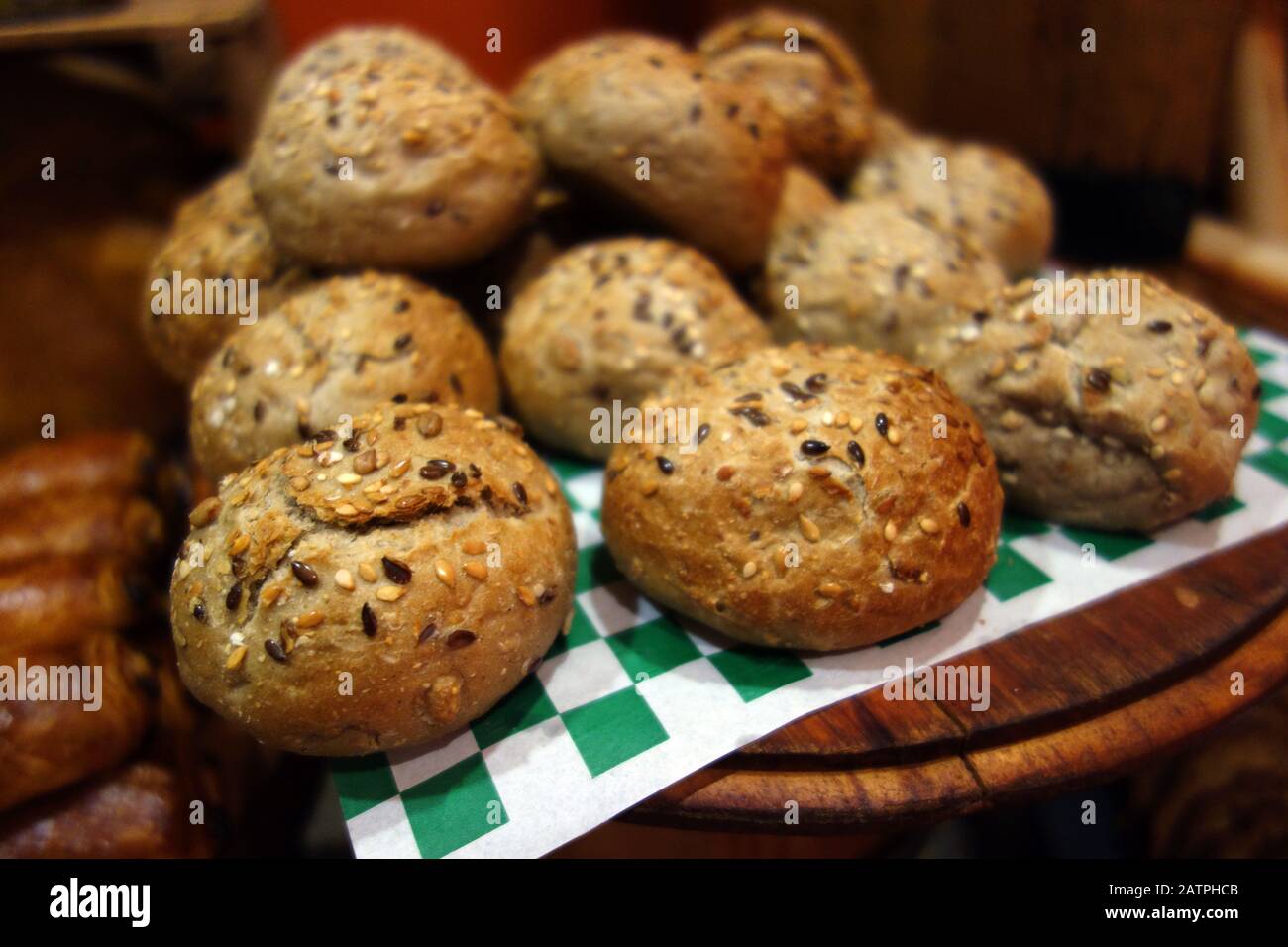 Panini Rotondi Appena Sfornati Sulla Colazione A Buffet Presso La Spiaggia Di Azul, Sensatori Resort Hotel, Puerto Morelos, Riviera Maya, Cancun, Messico. Foto Stock