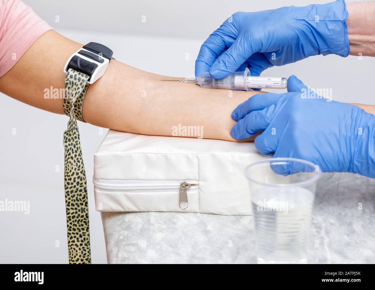 Close-up shot di medico o infermiere di prendere un campione di sangue dalla vena del braccio con un vacutainer. La venipuntura o procedura venepuncture Foto Stock