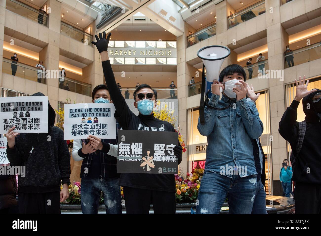 Durante la protesta sono stati compiuti dei gesti dimostranti.Decine di dimostranti hanno protestato presso il centro commerciale Landmark di Central chiedendo al governo di Hong Kong di chiudere tutti i confini di Hong Kong, collegandosi con la Cina continentale, per controllare che il letale virus Corona si diffonda a Hong Kong. Foto Stock