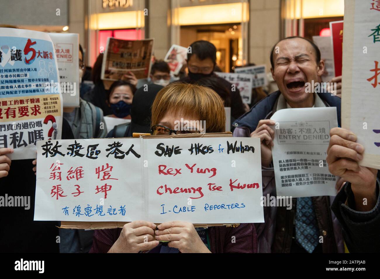 I dimostranti che hanno in mano cartelli durante la protesta.Decine di dimostranti hanno protestato presso il centro commerciale Landmark di Central chiedendo al governo di Hong Kong di chiudere tutti i confini di Hong Kong che si collegavano con la Cina continentale per controllare che il mortale virus Corona si diffondesse a Hong Kong. Foto Stock