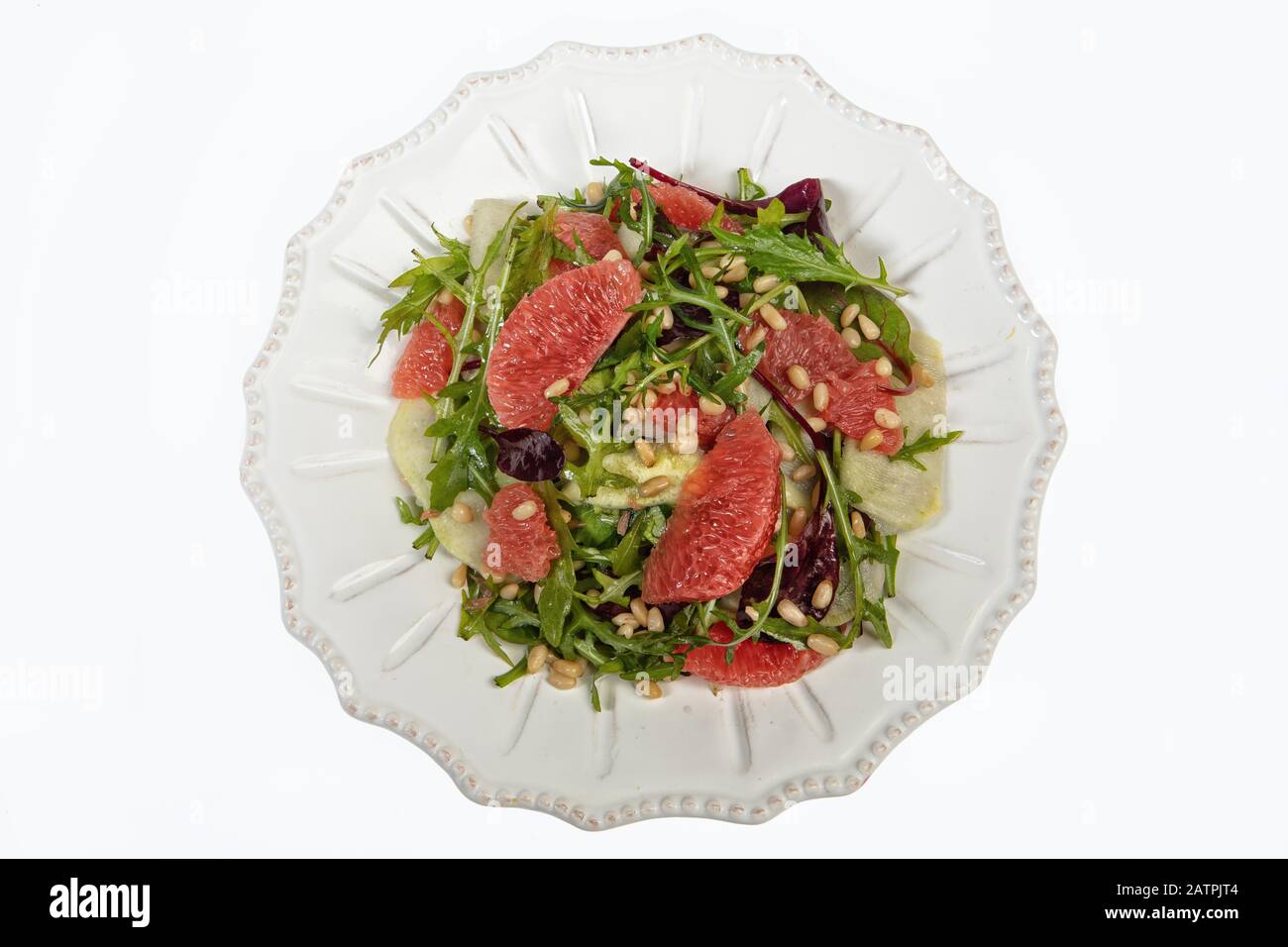 Insalata servita su un piatto di porcellana con pompelmo, rucola e pinoli, sfondo bianco, cibo, Russia Foto Stock
