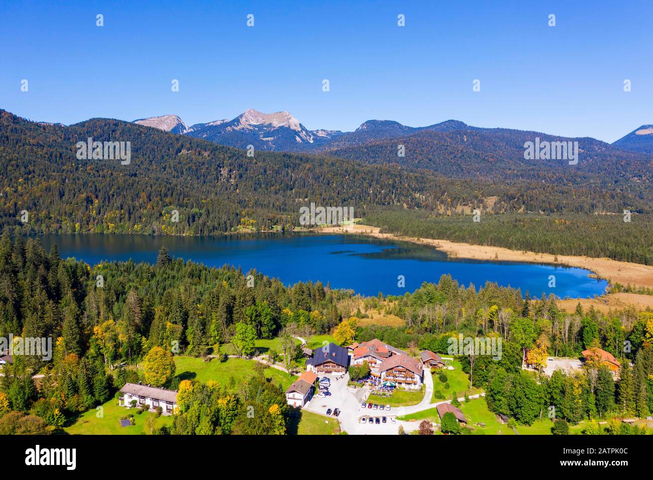 Lago Barmsee con locanda alpina vicino Kruen, montagne Bischof e Krottenkopf nelle montagne Estere, Werdenfelser Land, fuco fucilato, alta Baviera Foto Stock