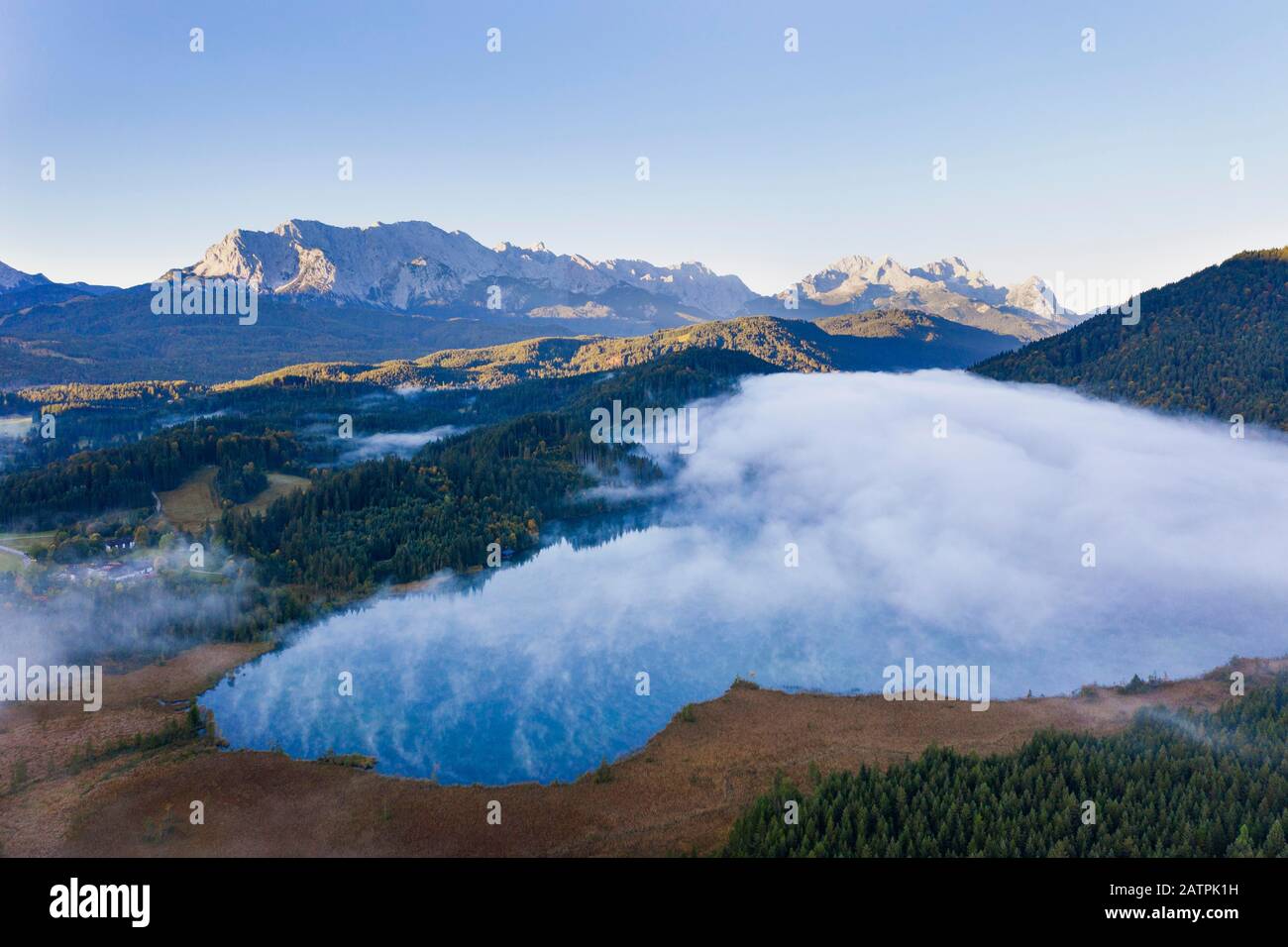 Wafts di nebbia sul lago Barmsee vicino Kruen, Wetterstein gamma con Wettersteinwand e Zugspitze, Werdenfelser Land, fuco fucilato, alta Baviera Foto Stock