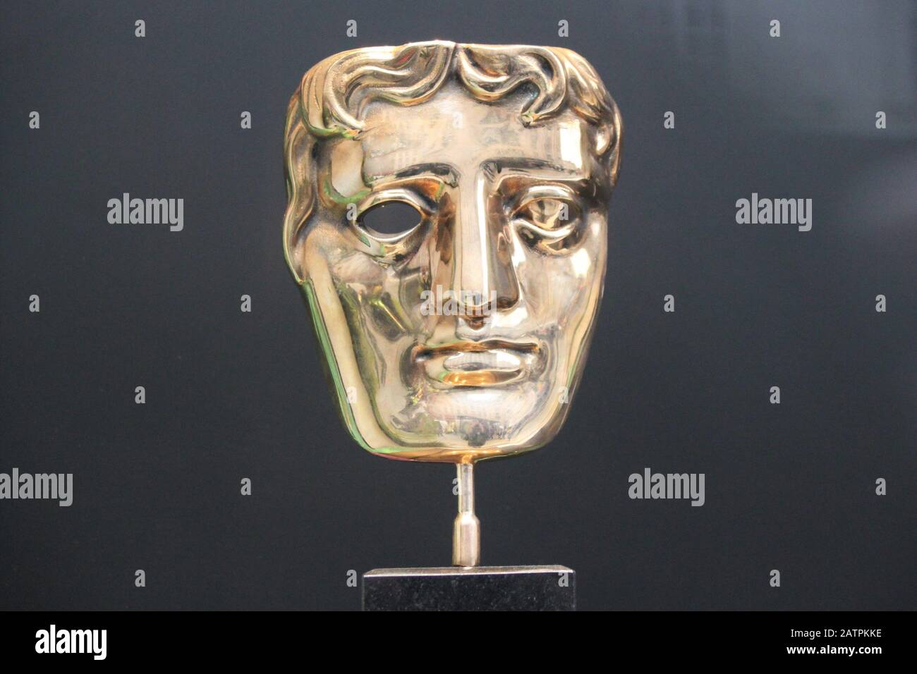 Statua di BAFTA, Londra, Regno Unito - 19 giugno 2018 : BAFTA (premio della televisione e del film della British Academy) premio trofeo della statua su scorta di esposizione, foto, fotografia Foto Stock