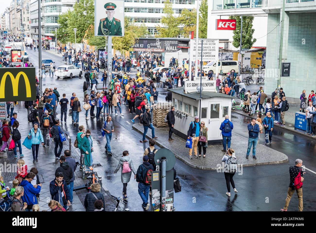 Checkpoint Charlie, ex frontiera tra est e ovest, turisti, Berlino, Germania Foto Stock