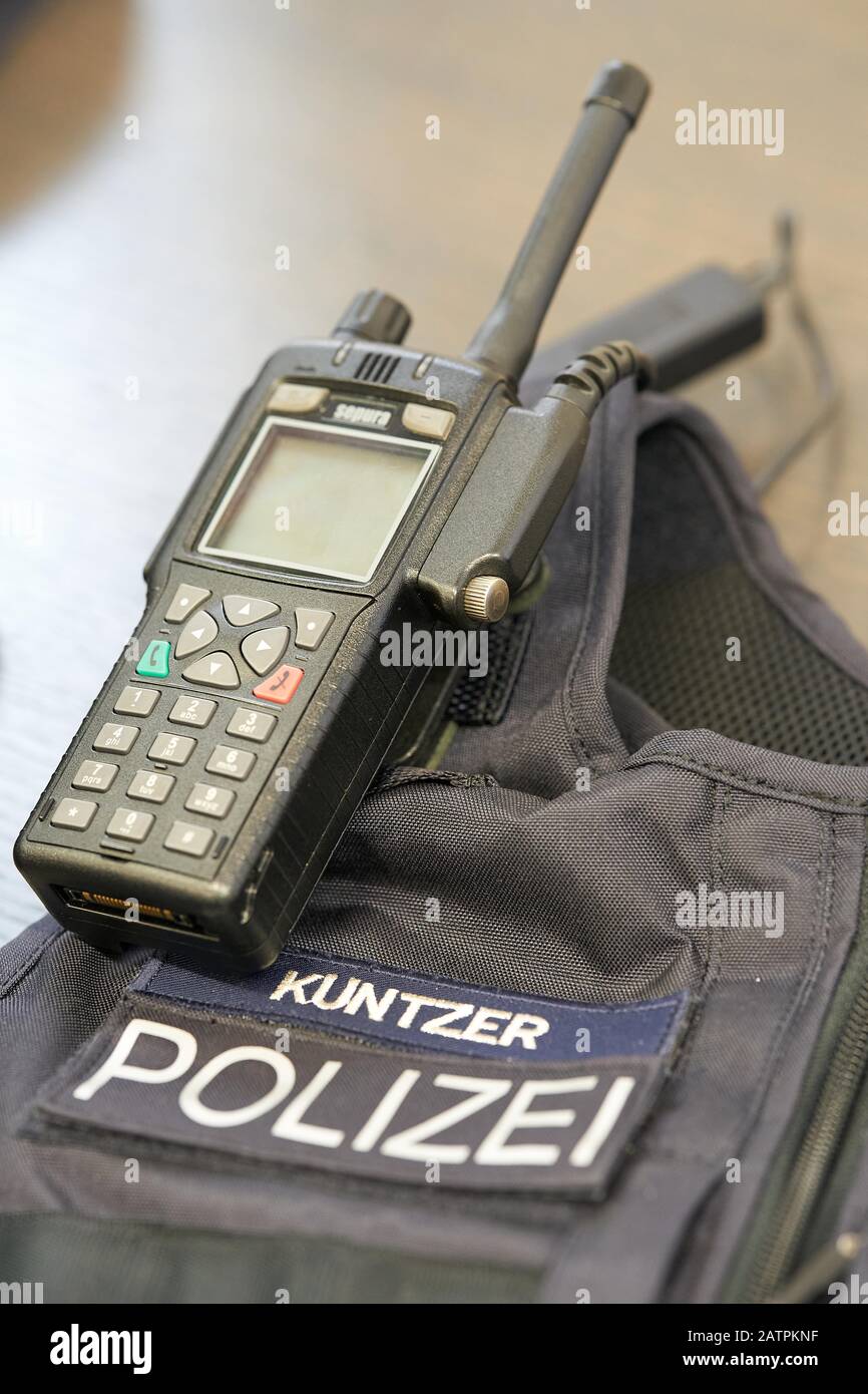 Radio digitale di un ufficiale della polizia della Renania-Palatinato, Renania-Palatinato, Germania Foto Stock