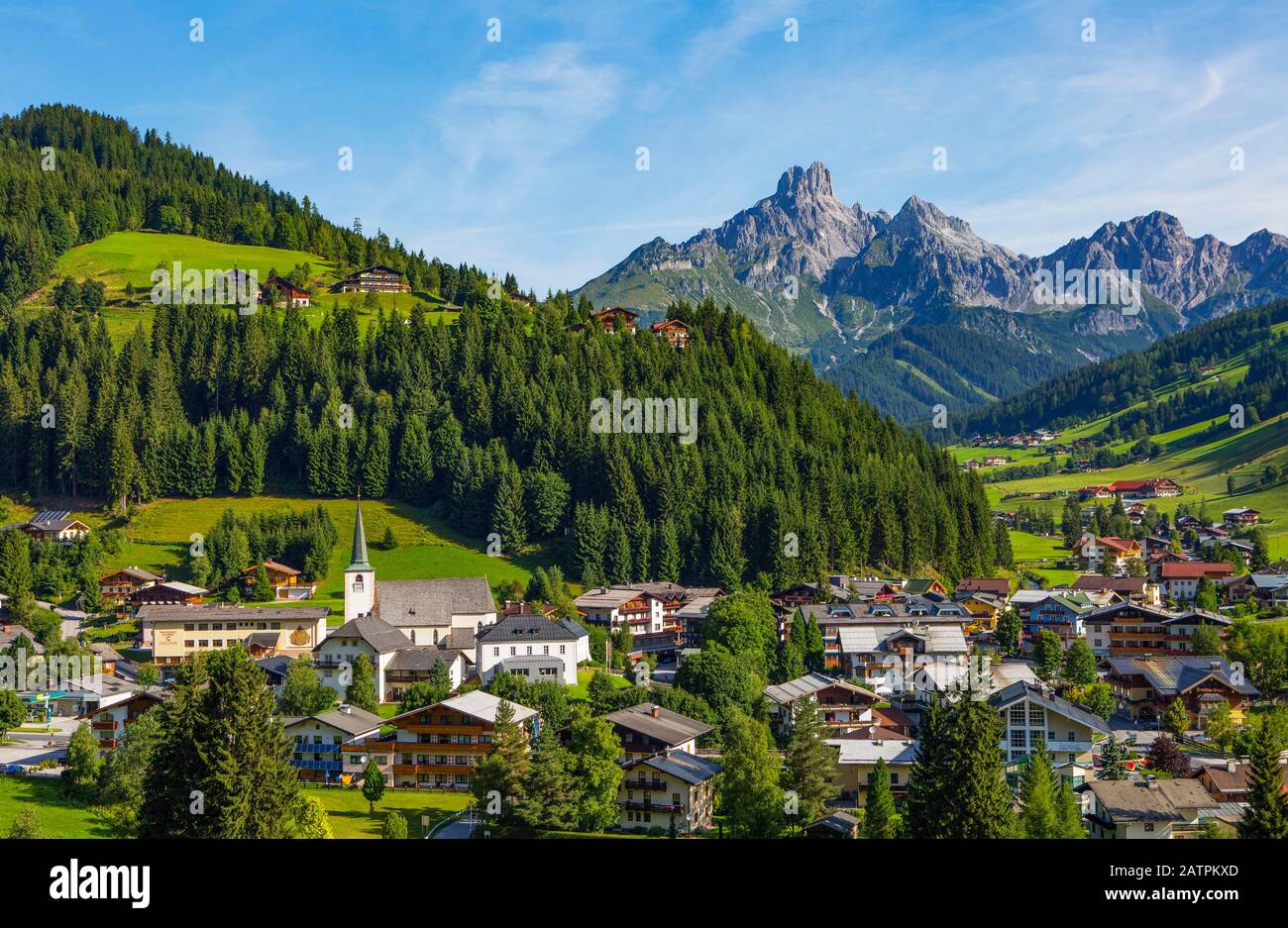 Filzmoos con cima di montagna Bischofsmuetze, Pongau, provincia di Salisburgo, Austria Foto Stock