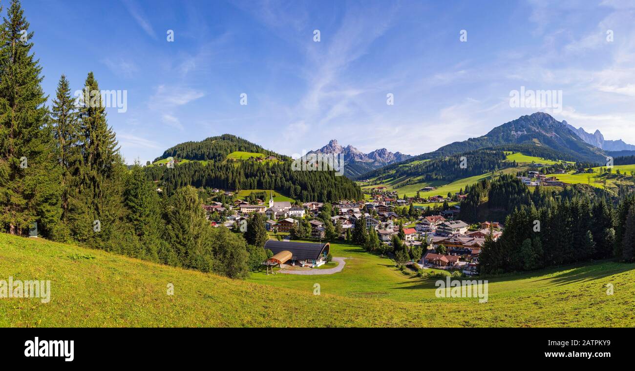 Filzmoos con cima di montagna Bischofsmuetze, Pongau, provincia di Salisburgo, Austria Foto Stock
