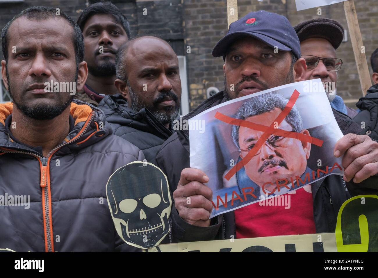 Londra, Regno Unito. 4th febbraio 2020. Uomo con immagine del presidente Gotabaya Rajapaksa come criminale di guerra. I tamil protestano contro la continua negazione dei diritti democratici e nazionali dei tamil da parte dell'alta Commissione dello Sri Lanka in occasione della Giornata dell'Indipendenza. Lo Sri Lanka ammette ora che i 20.000 tamil 'comparso' delle autorità nel 2009 sono morti e i tamil chiedono giustizia e informazioni sulle loro morti. Credito: Peter Marshall/Alamy Live News Foto Stock