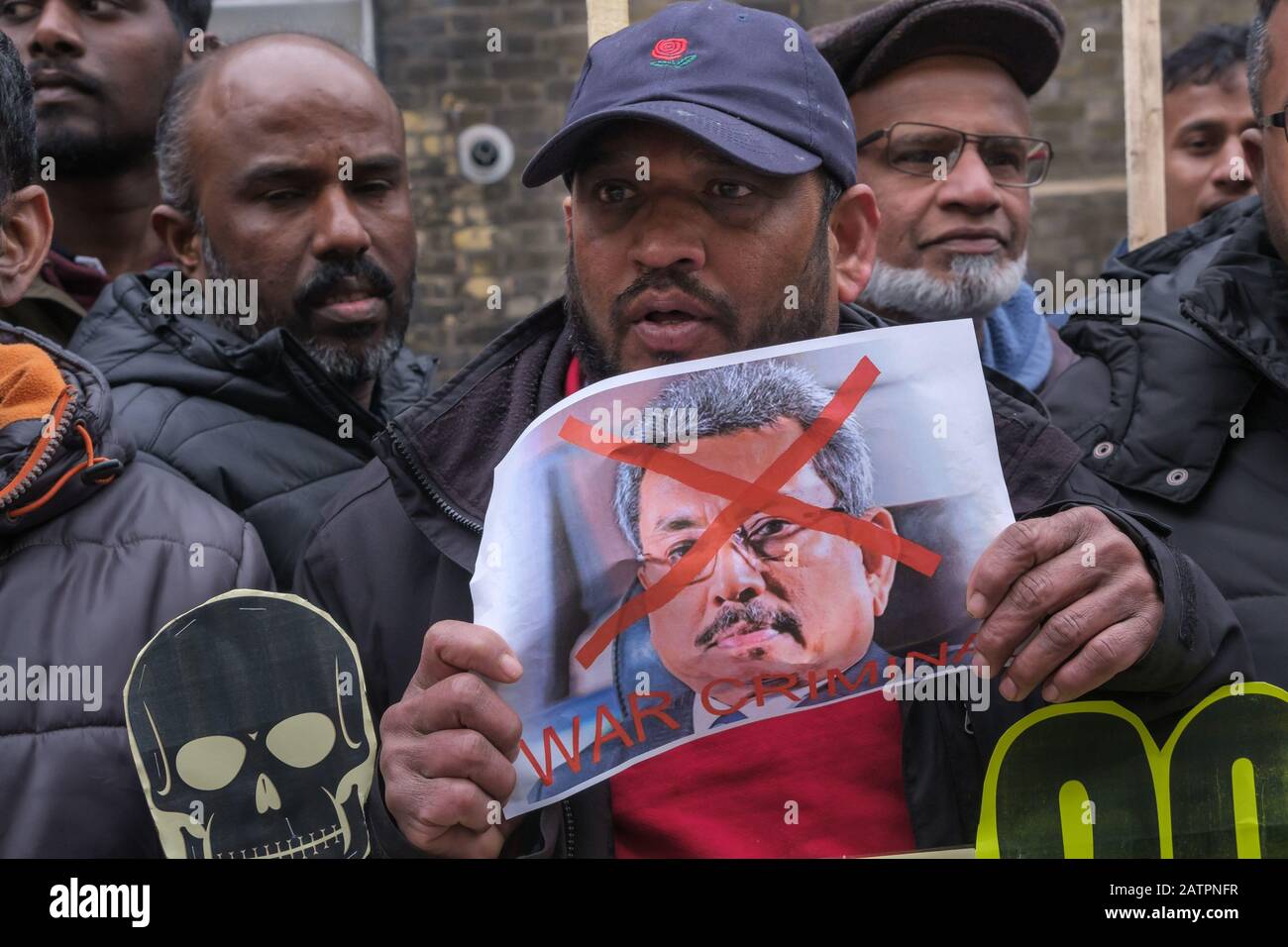 Londra, Regno Unito. 4th febbraio 2020. Uomo con immagine del presidente Gotabaya Rajapaksa come criminale di guerra. I tamil protestano contro la continua negazione dei diritti democratici e nazionali dei tamil da parte dell'alta Commissione dello Sri Lanka in occasione della Giornata dell'Indipendenza. Lo Sri Lanka ammette ora che i 20.000 tamil 'comparso' delle autorità nel 2009 sono morti e i tamil chiedono giustizia e informazioni sulle loro morti. Credito: Peter Marshall/Alamy Live News Foto Stock