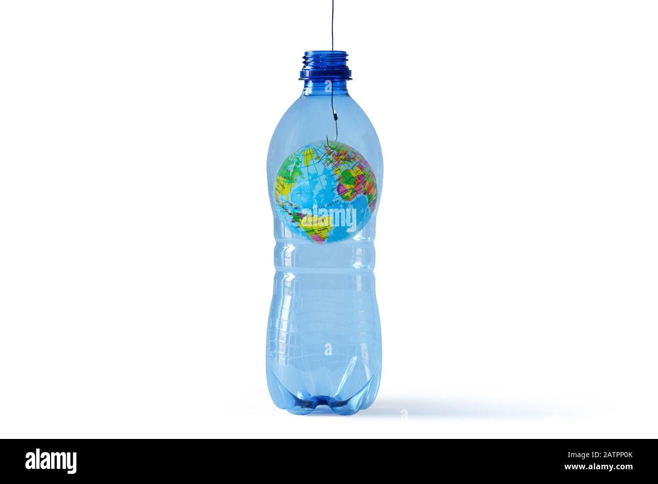 Pianeta terra su un gancio in una bottiglia di plastica - Concetto di ecologia e fermare l'inquinamento di plastica Foto Stock