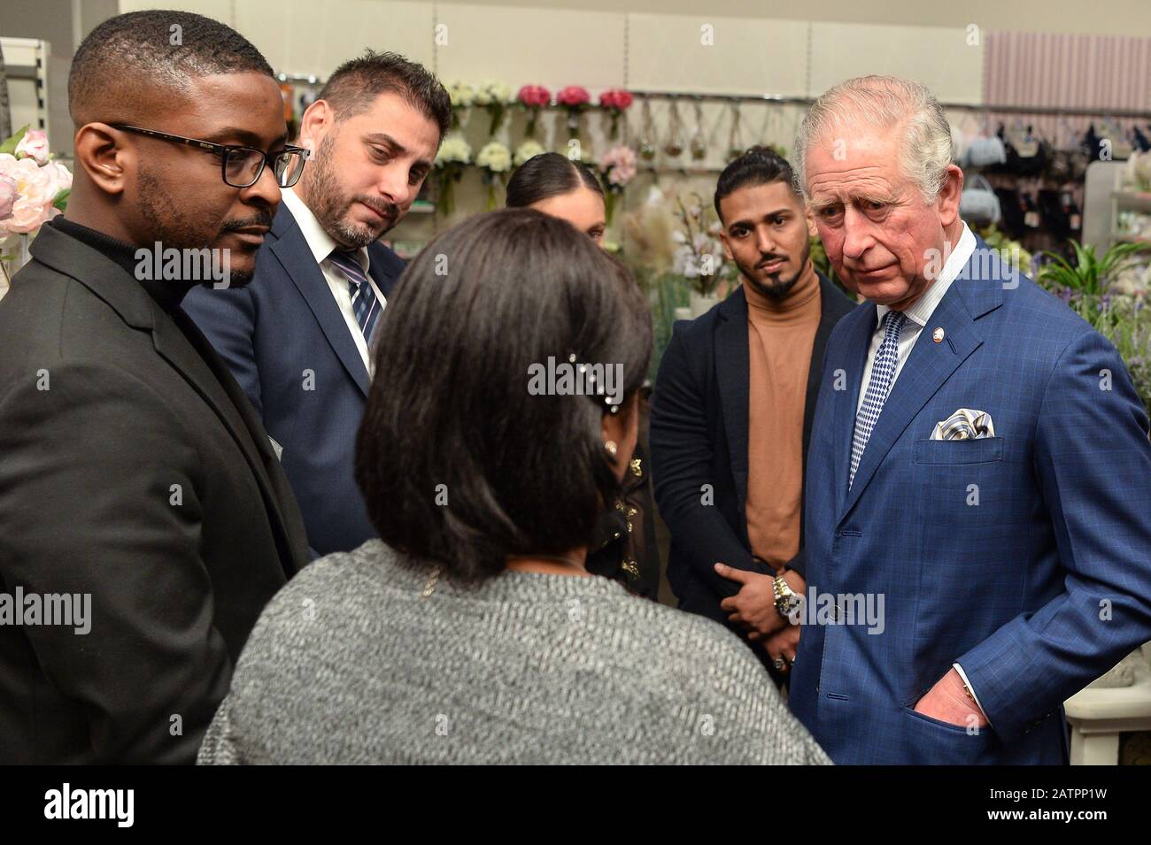 Il Principe del Galles incontra i dipendenti che sono studenti del Prince's Trust durante una visita al negozio TK Maxx di Toting High Street, Londra. Foto PA. Data Immagine: Martedì 4 Febbraio 2020. Vedi la storia di PA ROYAL Charles. Il credito fotografico dovrebbe leggere: Jeff Spicer/PA Wire Foto Stock