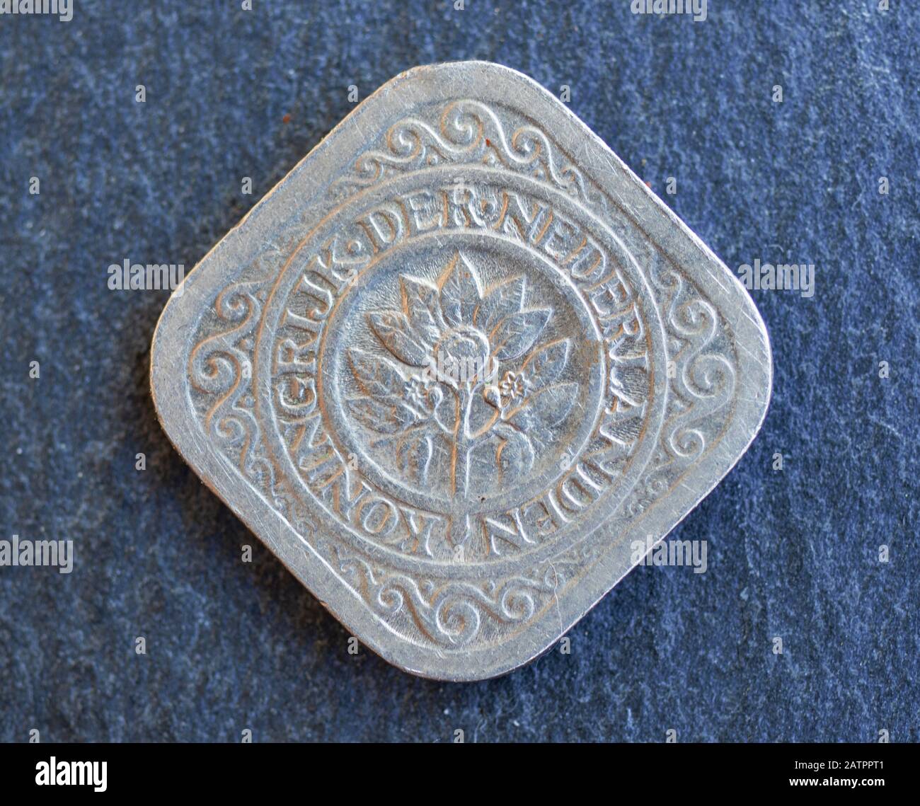 Moneta a forma quadrata delle Antille Olandesi del valore di 5 centesimi  Foto stock - Alamy