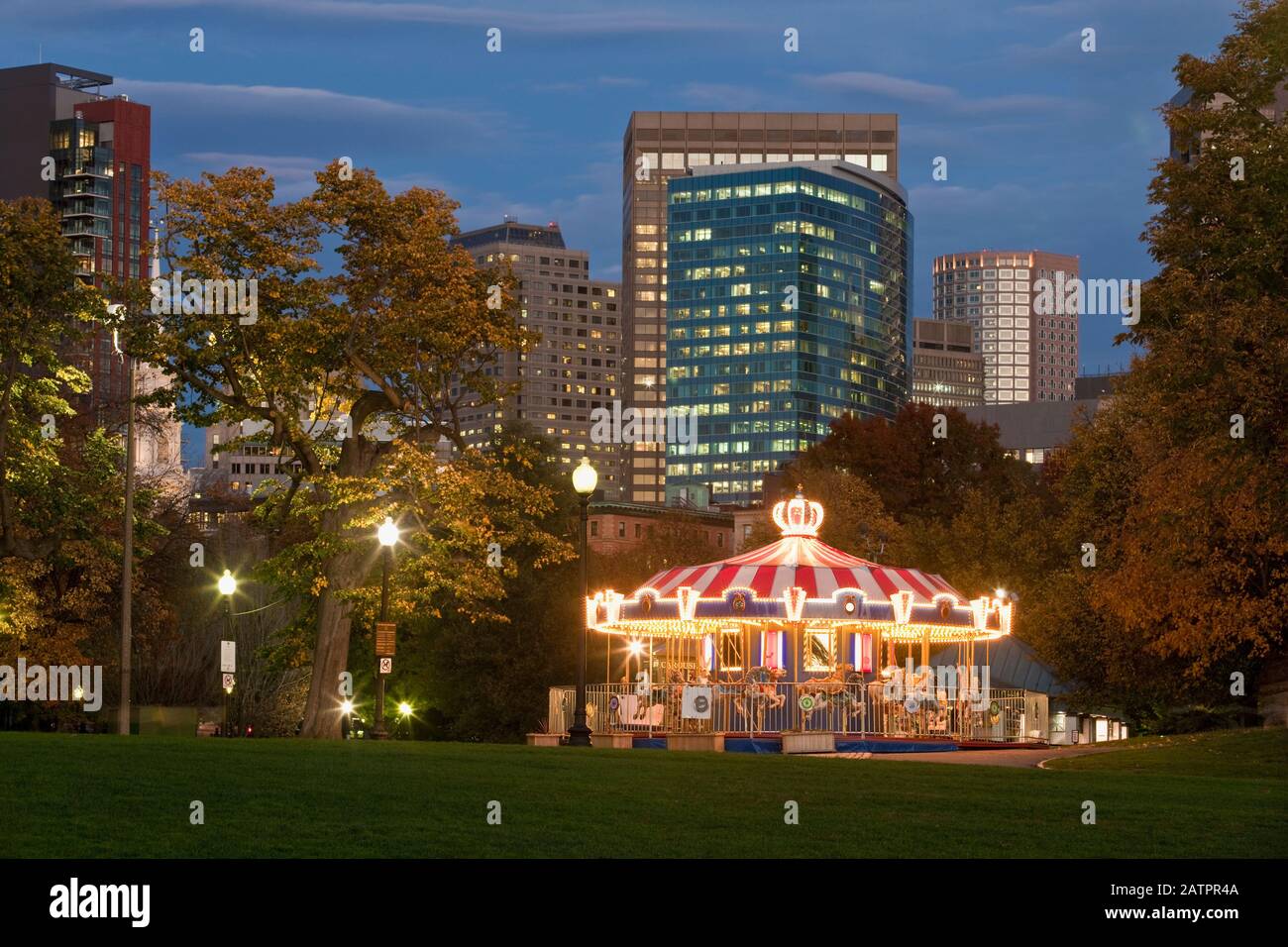 Una giostra in un parco cittadino al crepuscolo; Boston, Massachusetts, Stati Uniti d'America Foto Stock