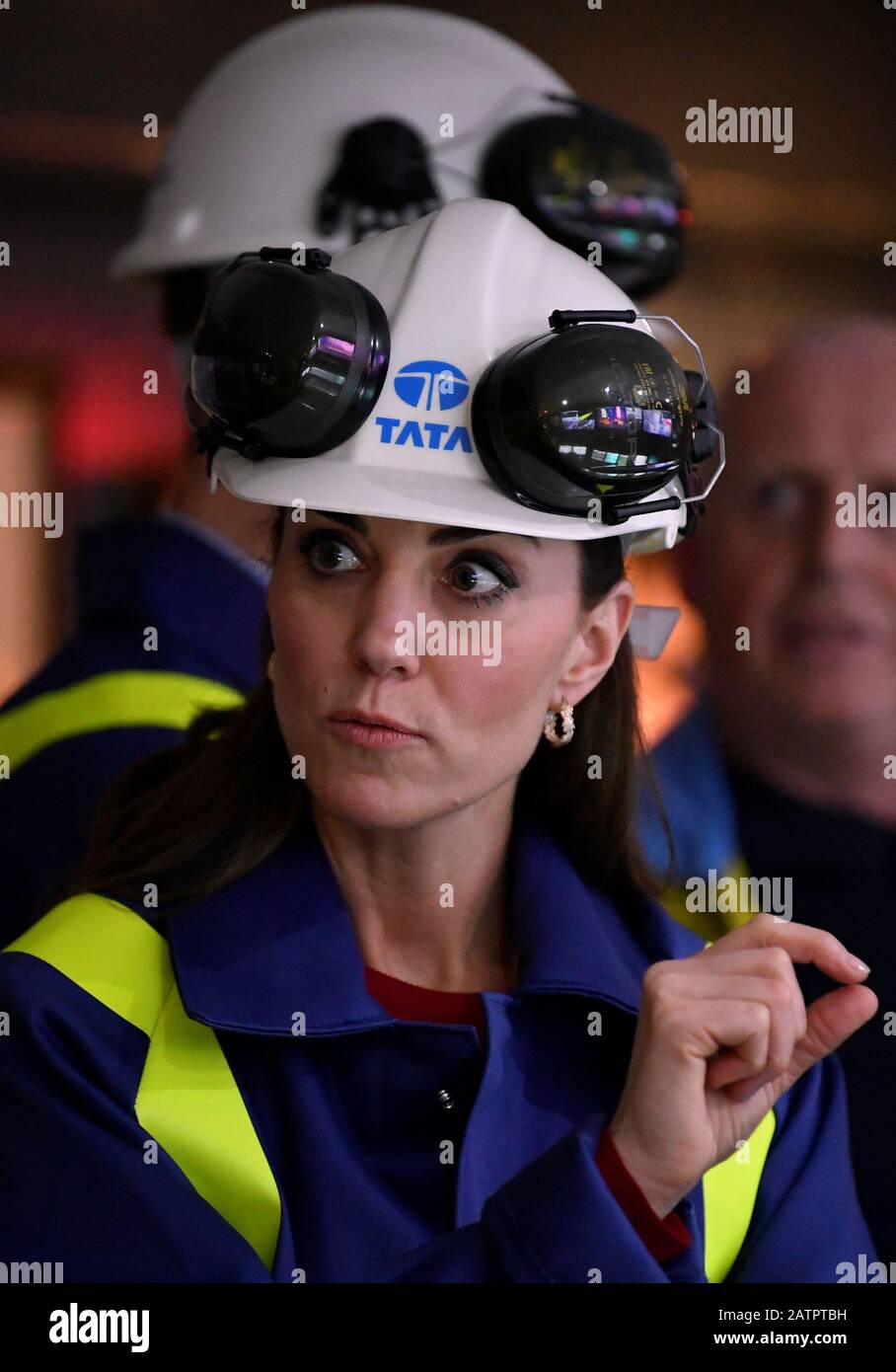 La duchessa di Cambridge presso il centro di controllo durante una visita a Tata Steel a Port Talbot nel Galles meridionale. Foto Stock