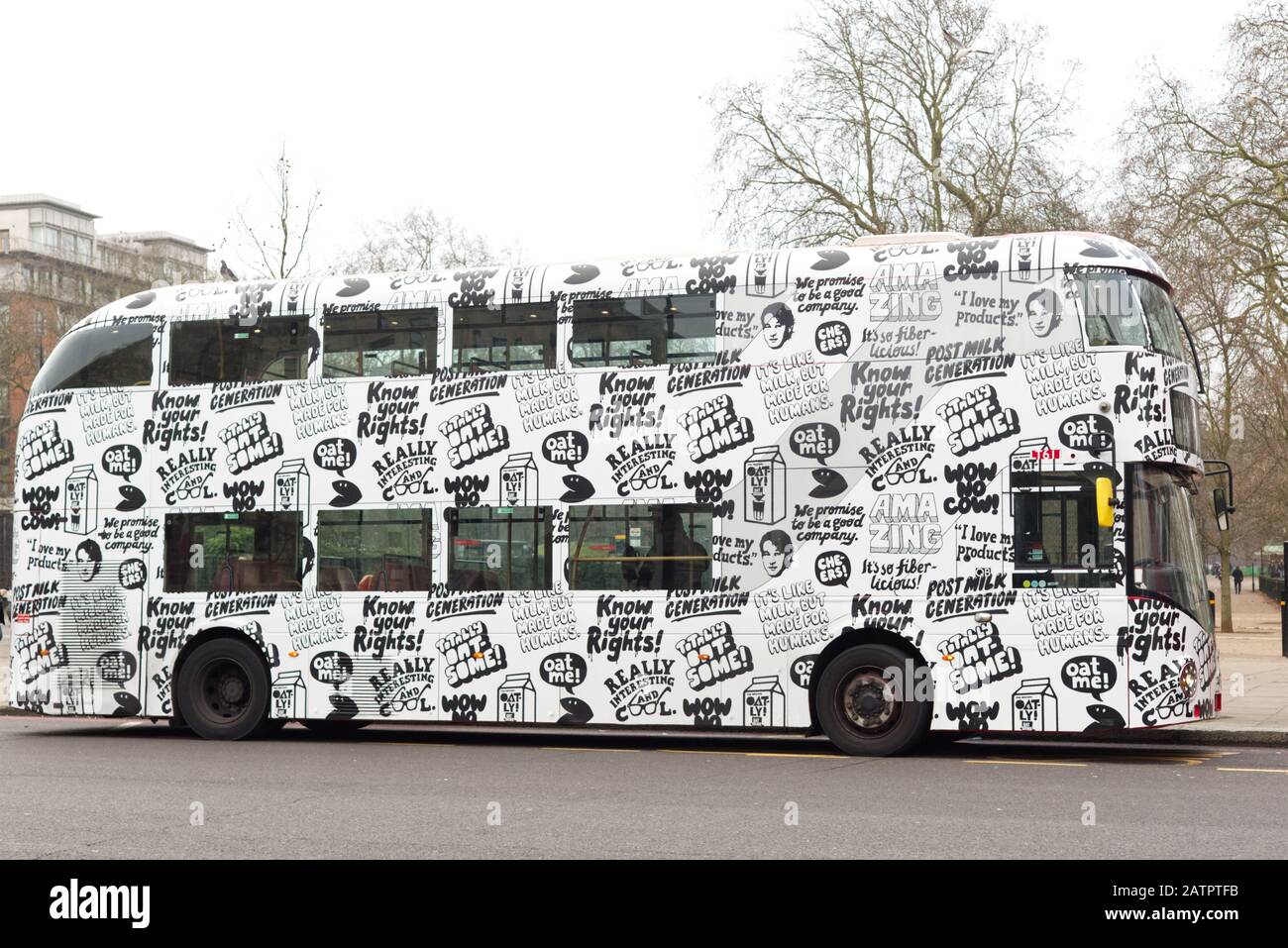 Double Decker bus pubblicità Oatly drink, Hyde Park Londra Foto Stock