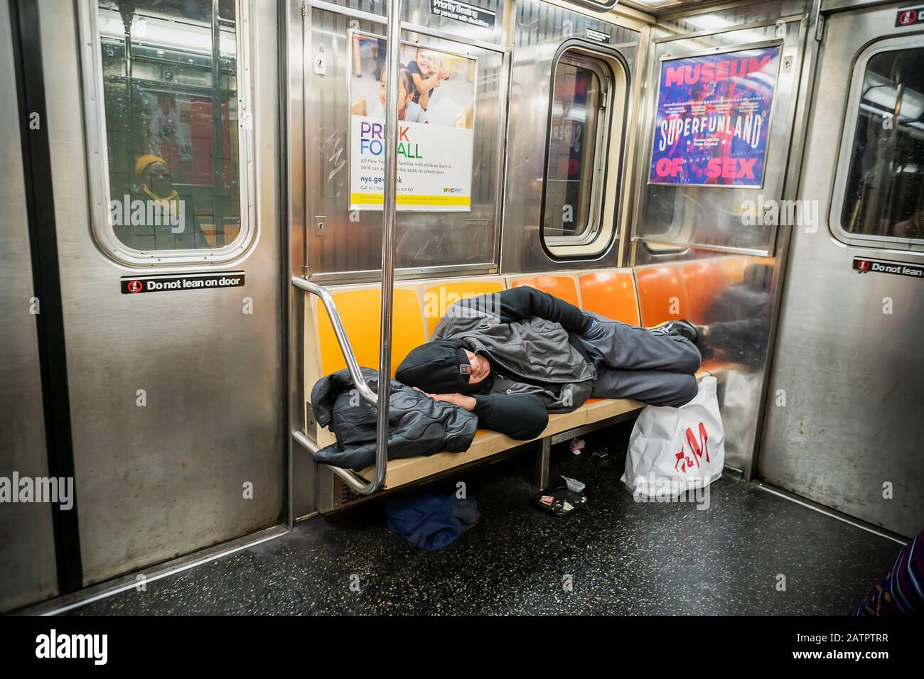 Un uomo senza tetto dorme su un treno della metropolitana a New York sabato 25 gennaio 2020. (© Richard B. Levine) Foto Stock
