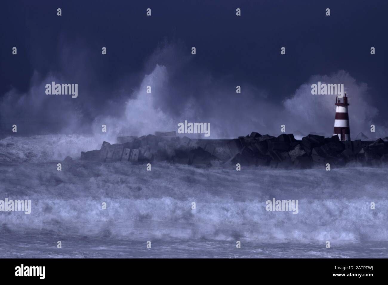 Spettacolare stagione notturna. Ingresso al porto di Povoa de Varzim durante una tempesta marina, a nord del Portogallo. Esposizione multipla. Foto Stock