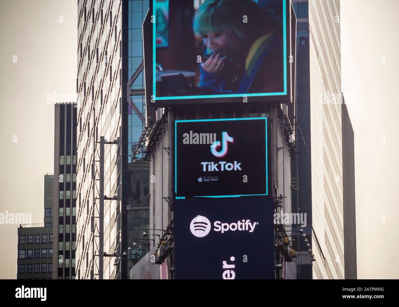Pubblicità per la piattaforma video cinese TikTok a Times Square a New York giovedì 23 gennaio 2020. TikTok è una piattaforma che consente agli utenti di pubblicare video mobili di breve durata. (© Richard B. Levine) Foto Stock