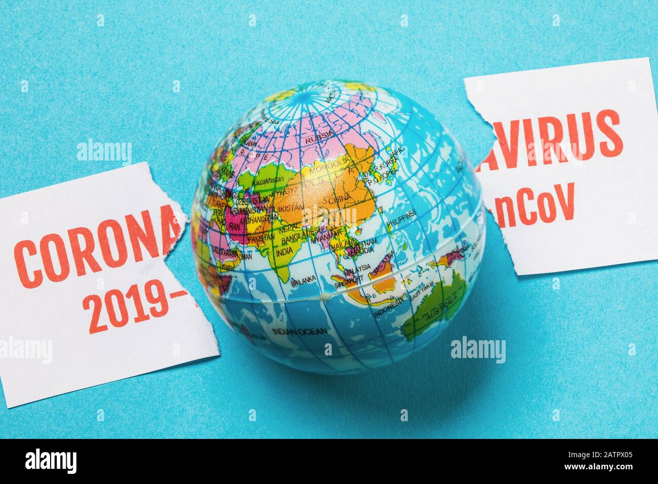 Foglio di carta strappato con l'iscrizione Coronavirus 2019-nCoV. Il concetto di vittoria comune su un virus pericoloso Foto Stock