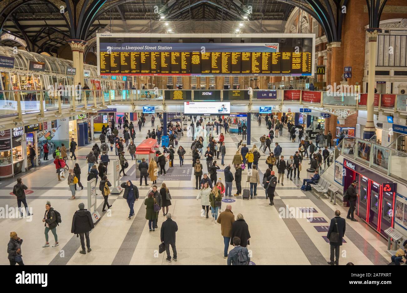 Liverpool Street Station poco prima dell'ora di punta guardando il bordo di partenza. Foto Stock