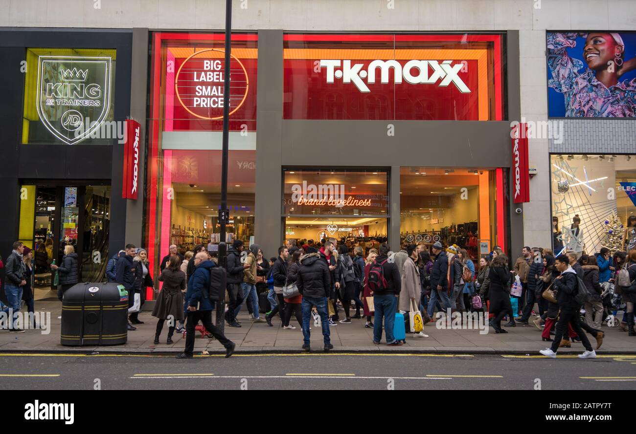 TK Maxx, il negozio di fronte a Oxford Street di Londra, con la folla di persone che fanno shopping a piedi sulla strada. Foto Stock