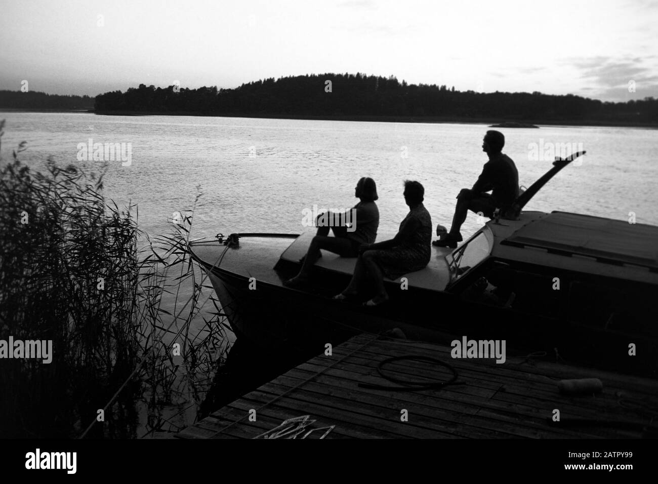 Ansiedler Familie auf Boot am Ufer blickt auf See Mälar, bei Stockholm, Schweden, 1969. La famiglia dei coloni in barca sulla riva si affaccia sul lago Malaren, vicino a Stoccolma, Svezia, 1969. Foto Stock
